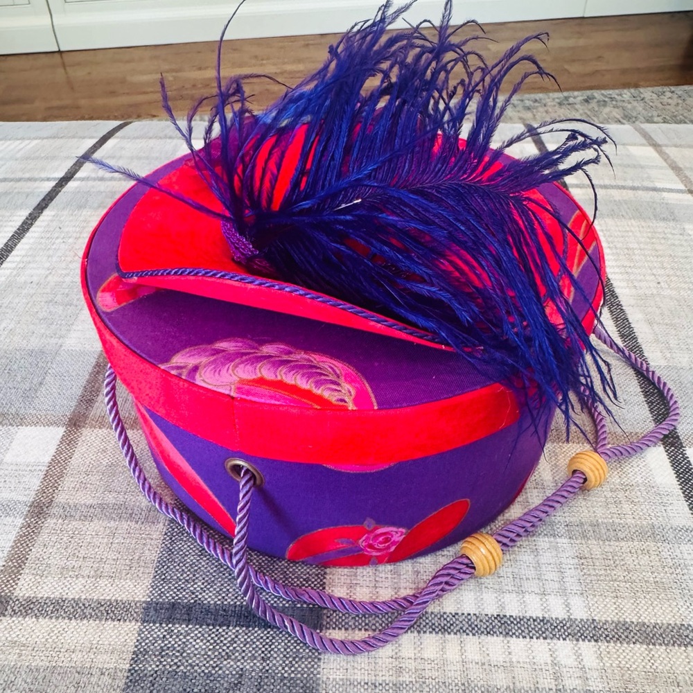Vintage St Jane Collection by Dritz Red Hat Society Sewing box - Picture 4 of 7